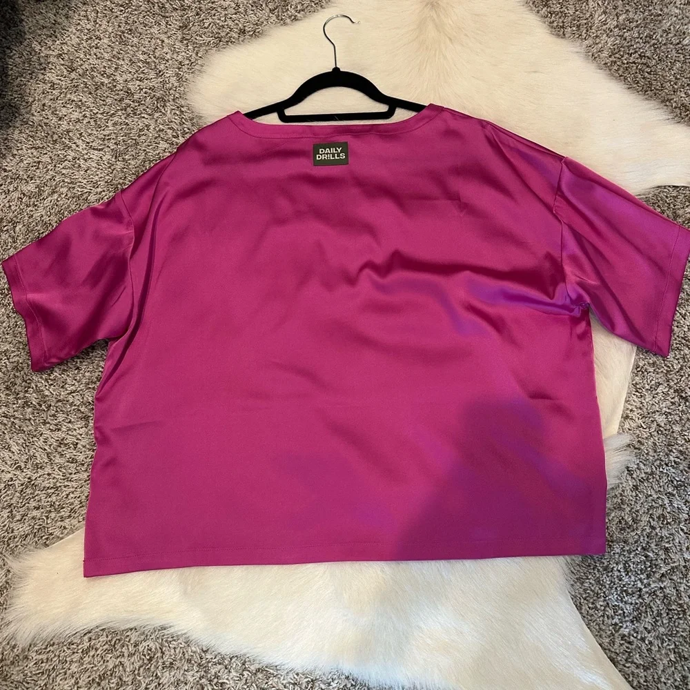 NWOT DAILY DRILLS Silky Collection Women's Fuchsia Short Sleeve Top. Size L. - Picture 2 of 5